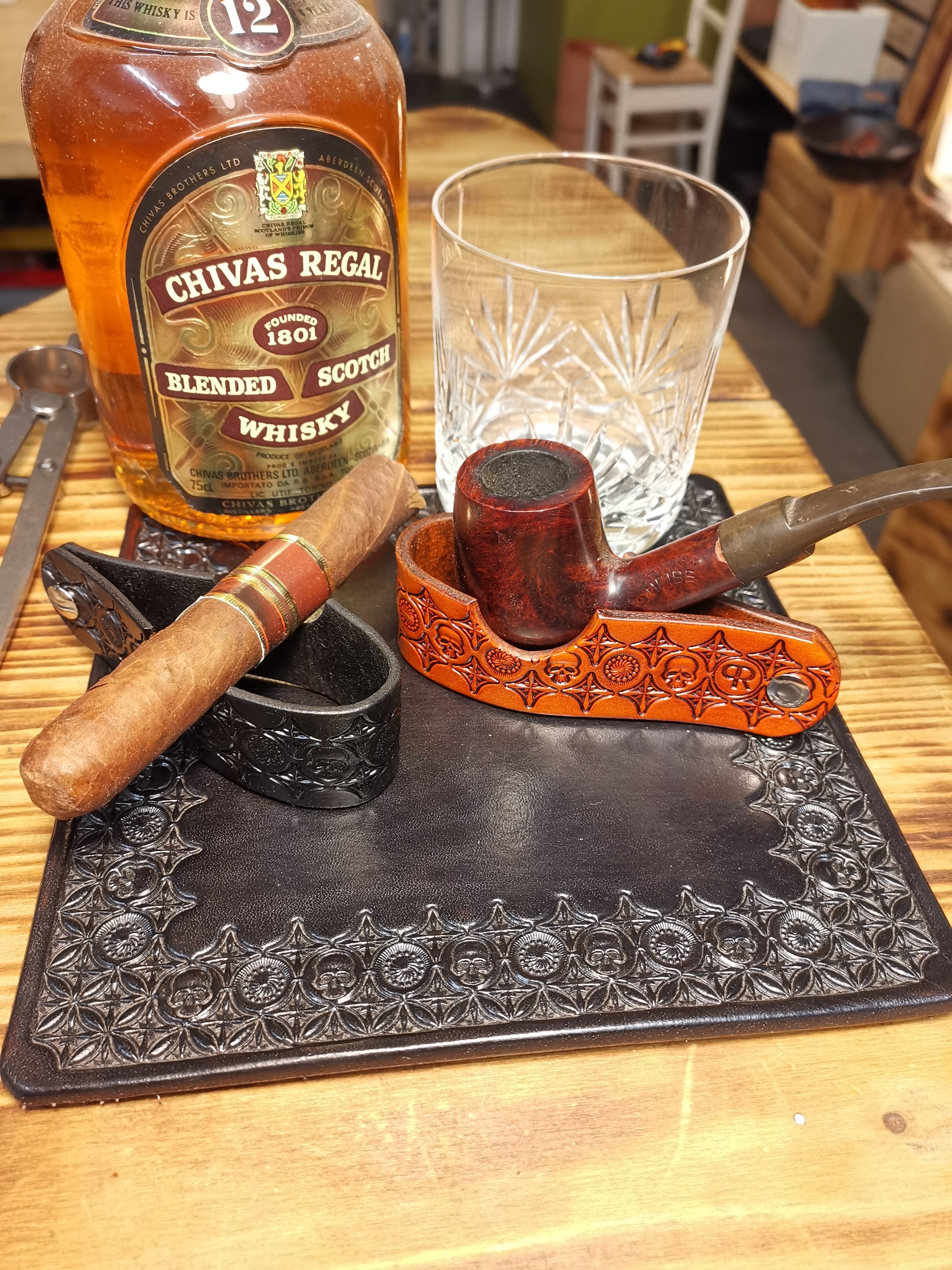 Holtisch mit Untersetzer aus handgefertigtem Vollnarbenleder mit geprägtem Muster für Gläser, Flaschen und Wohndekoration