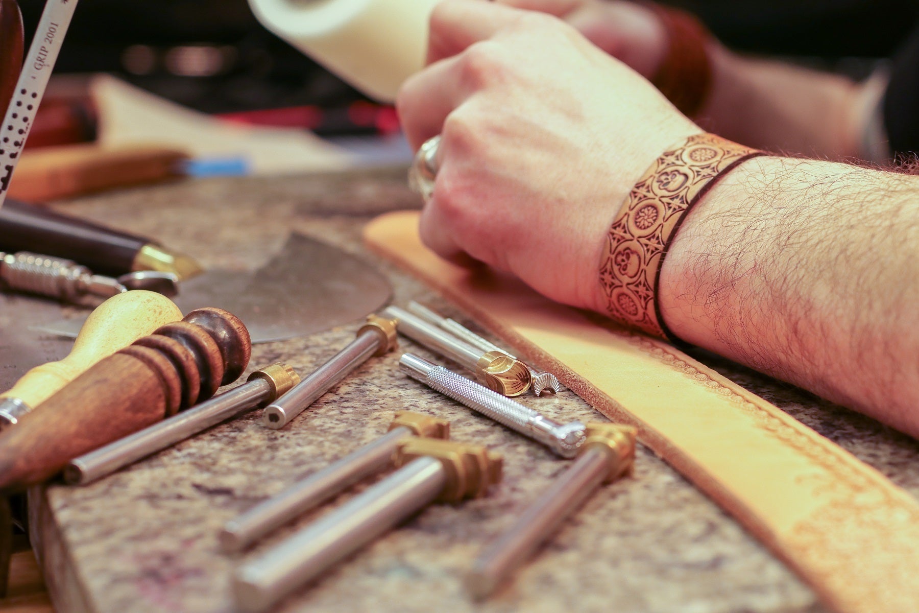 Gefertigt in reiner Handarbeit ohne den Einsatz von Maschinen, aus besten Materialien, mit Liebe, Leidenschaft und Können – maßgefertigt in meiner Manufaktur Rocca in Reichenbach, Deutschland.