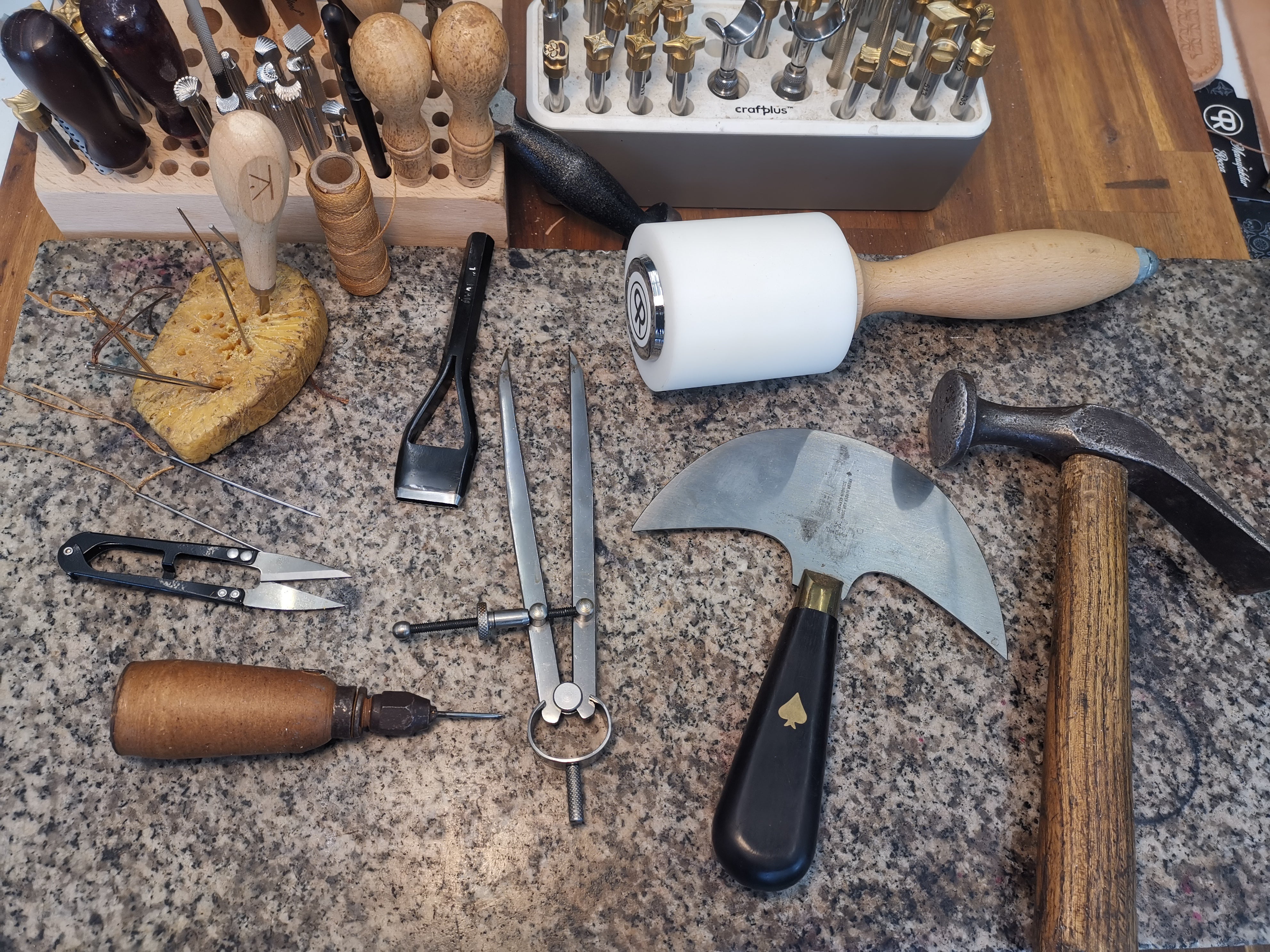 Umgang mit traditionellen Lederwerkzeugen