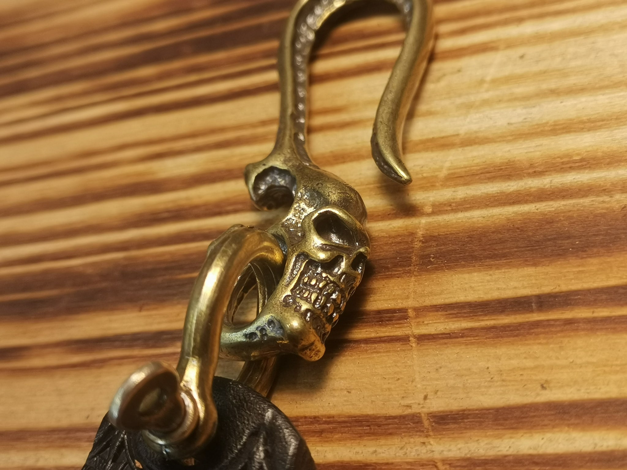 SKULL Rockiger Schlüsselanhänger aus Vollrindleder mit Totenkopf