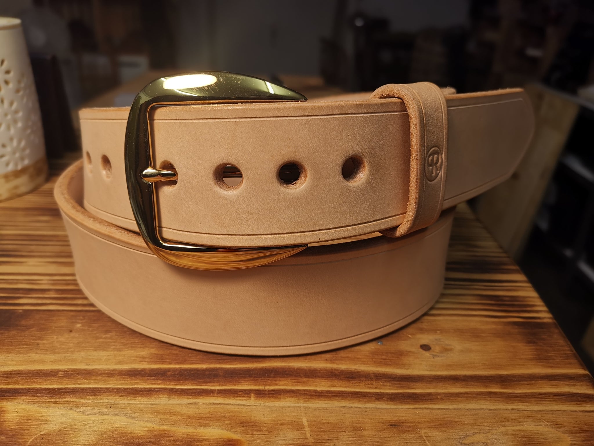 Schwarzer Gürtelhalter für Krüge aus Leder mit Messingschnalle Schwarzer Gürtelhalter für Krüge aus Leder mit Messingschnalle