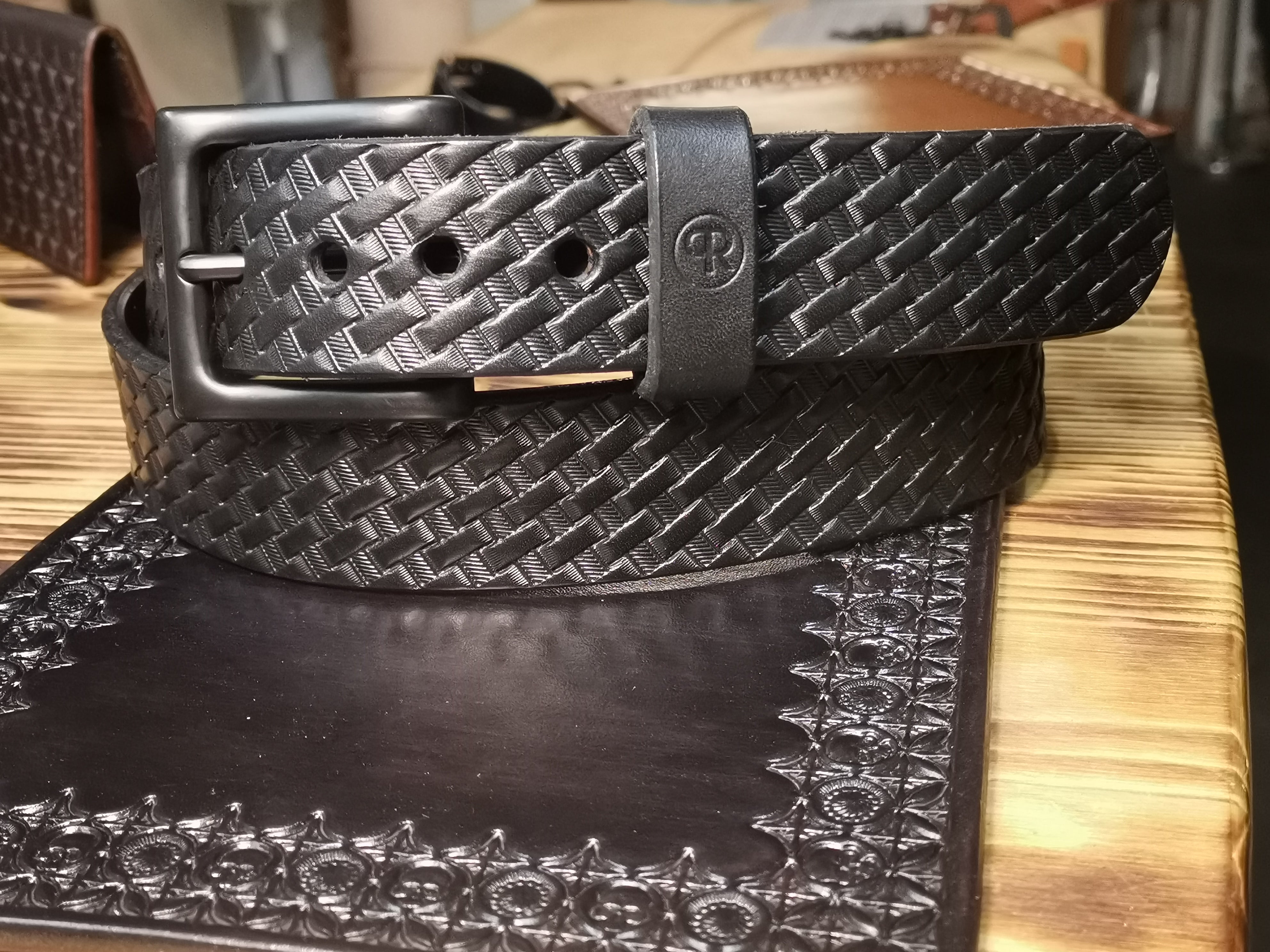 Exklusiver Ledergürtel "Basket" Black Edition mit handgeschlagenem Flechtmuster verziert, Gürtelschließe in schwarz, hergestellt aus pflanzlich gegerbtem Vollnarbenleder in schwarz. Ein eleganter, stilvoller und langlebiger Gürtel von der Manufaktur Rocca.