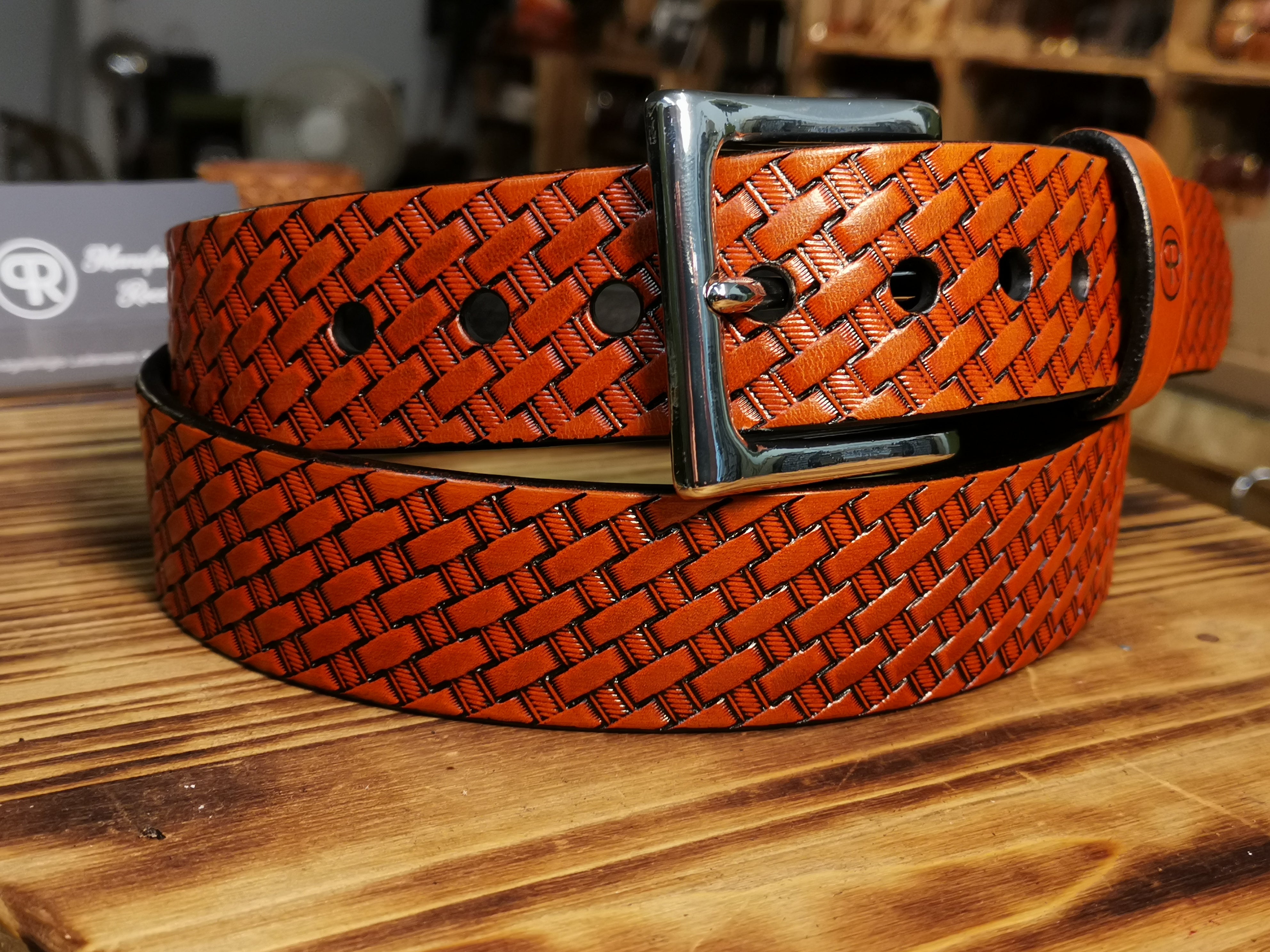 Exklusiver Ledergürtel "Basket" mit handgeschlagenem Flechtmuster verziert, Gürtelschließe in silber, hergestellt aus pflanzlich gegerbtem Vollnarbenleder in cognac. Ein eleganter, stilvoller und langlebiger Gürtel von der Manufaktur Rocca.