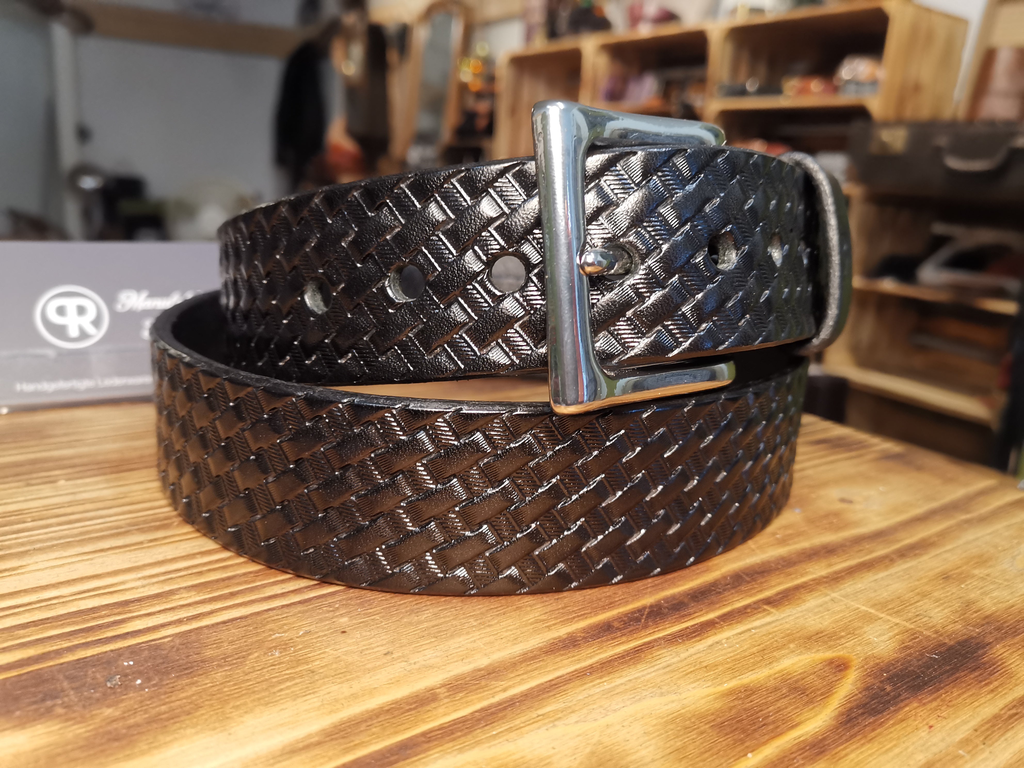 Exklusiver Ledergürtel "Basket" mit handgeschlagenem Flechtmuster verziert, Gürtelschließe in silber, hergestellt aus pflanzlich gegerbtem Vollnarbenleder in schwarz. Ein eleganter, stilvoller und langlebiger Gürtel von der Manufaktur Rocca.