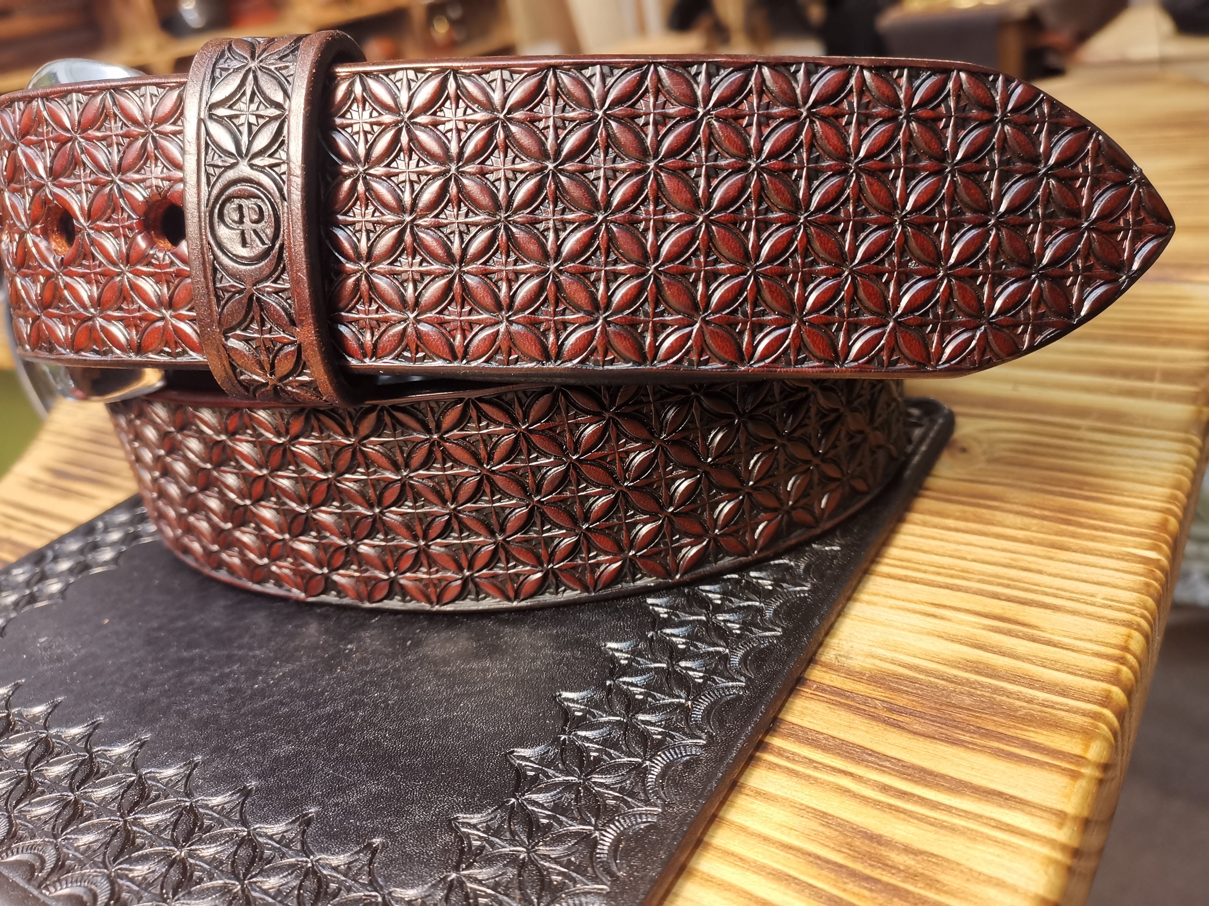 Premium Ledergürtel "El Macho Stars" mit handgeschlagenem Sternenmuster verziert und einer Gürtelschließe aus Edelstahl. Hergestellt aus bestem dickem pflanzlich gegerbtem Vollnarbenleder in Braun, 45 mm breit und ca. 5,0 bis 6,2 mm dick. Ein eleganter, stilvoller, exklusiver, robuster und langlebiger Gürtel, handgefertigt von der Manufaktur Rocca in Reichenbach, Deutschland.