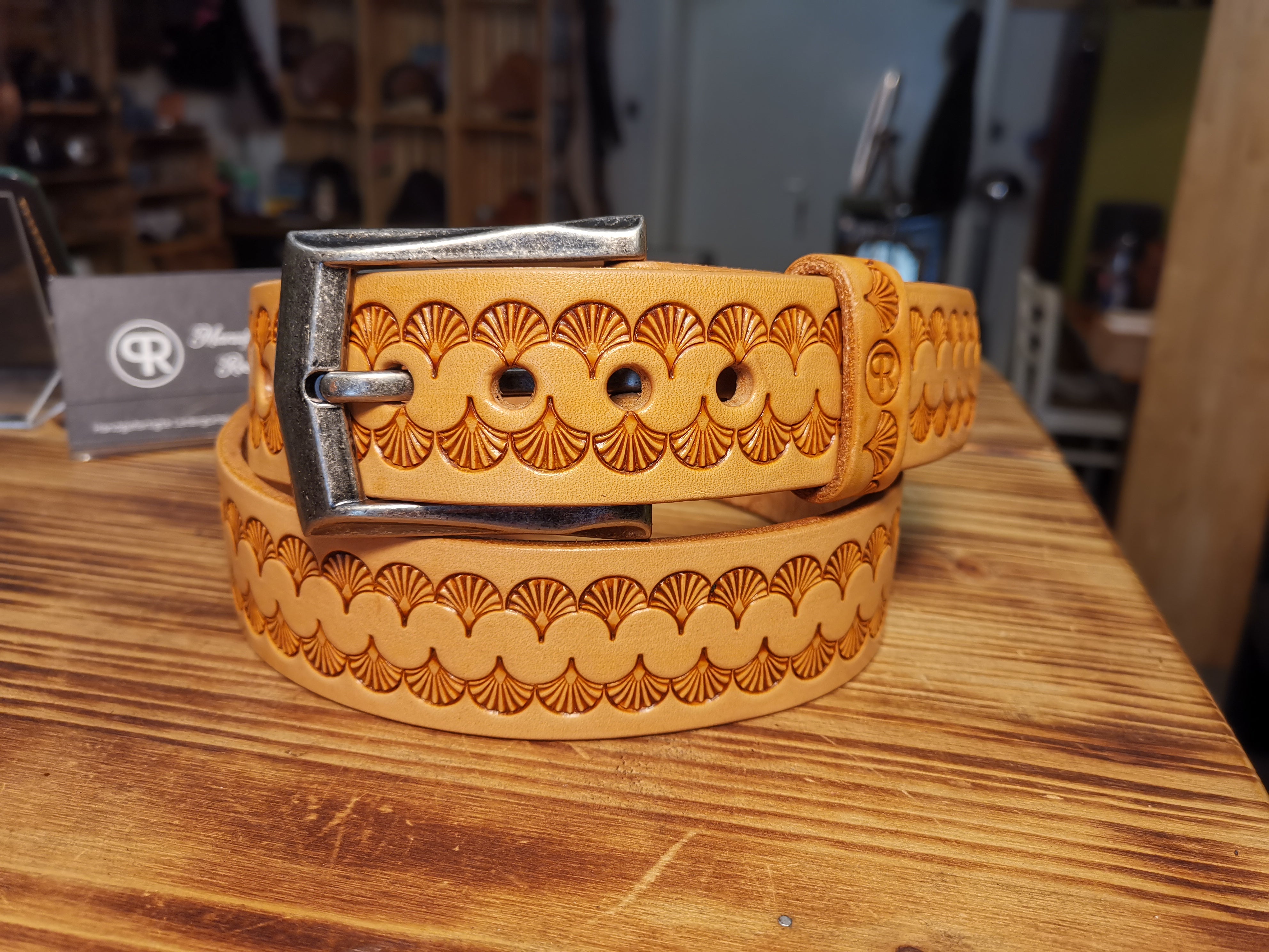 Ledergürtel handgefertigt mit Gingo Muster, farbe Natur Beige mit Antik Schnalle
