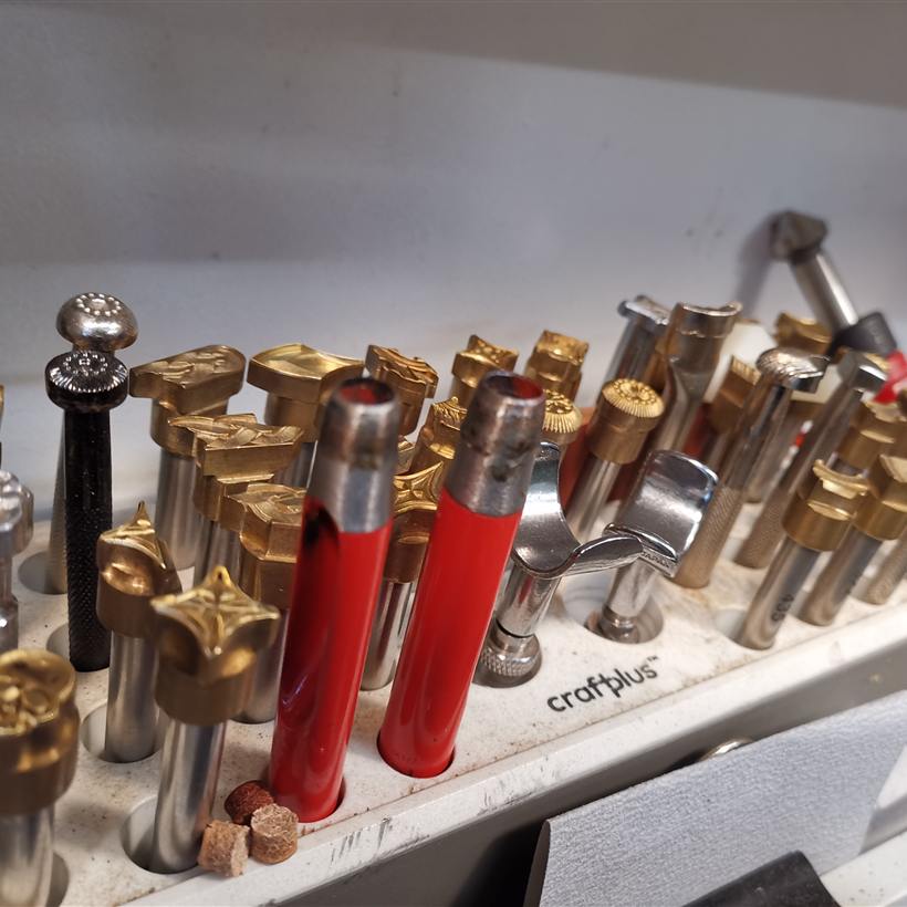 Sammlung von Punzeisen und Stempeln
