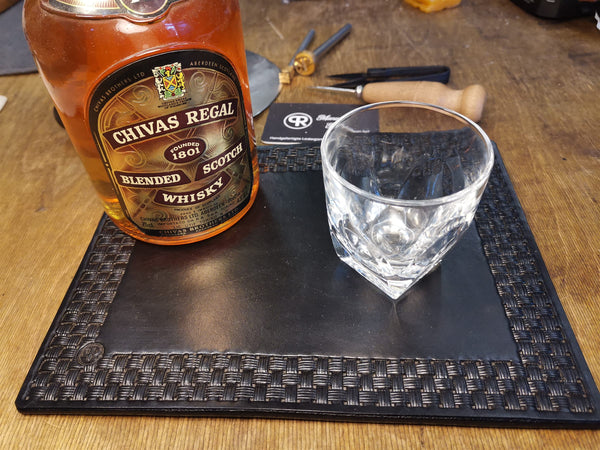 Tischuntersetzer Basket Vintage klein in schwarz mit Whiskyflasche und Glas